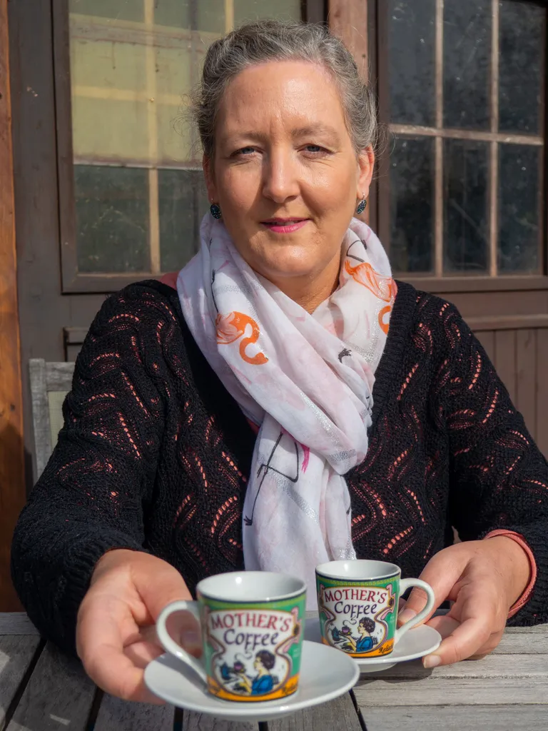 Nancy is kantoorhouder en nodigt uit op de koffie